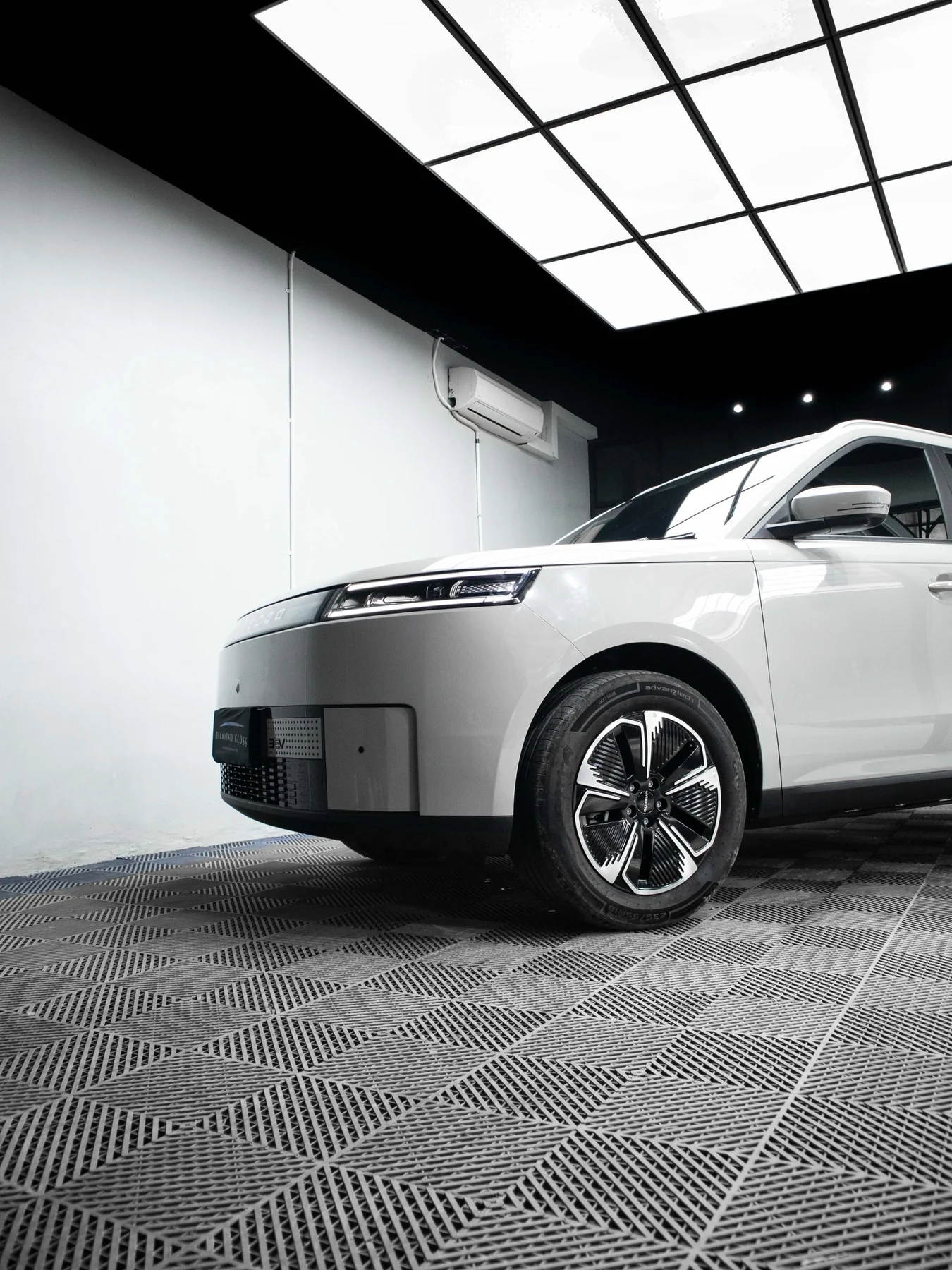 JAECOO J5 EV tampak samping di showroom