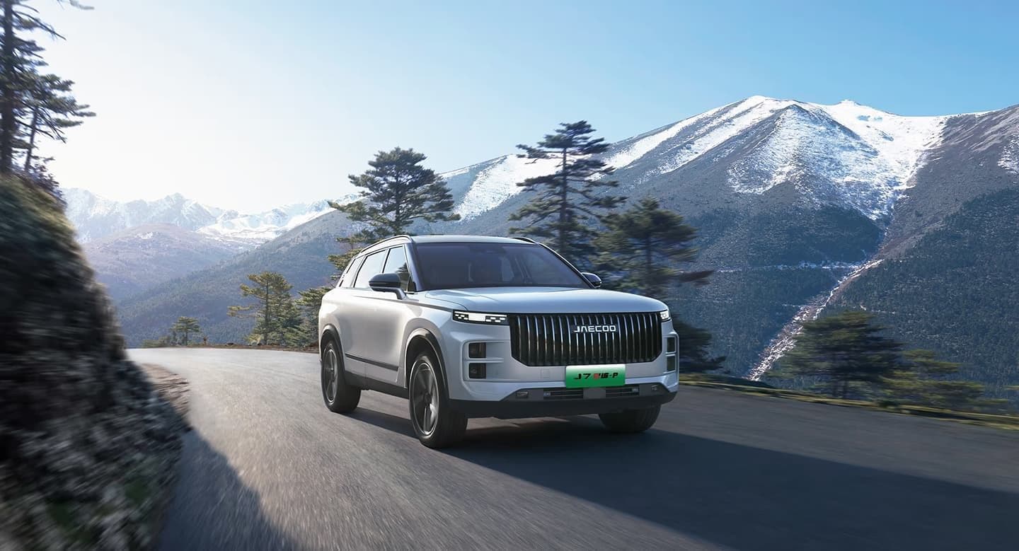 JAECOO J7 SHS sedang berkendara — electric driving mode