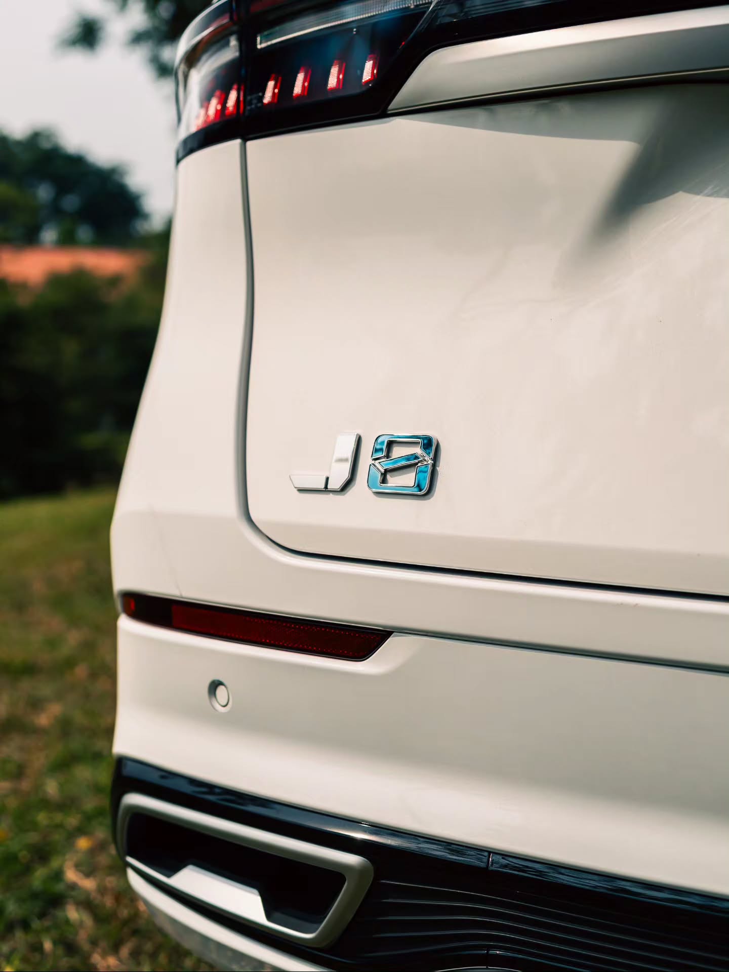 Emblem J8 di bagian belakang