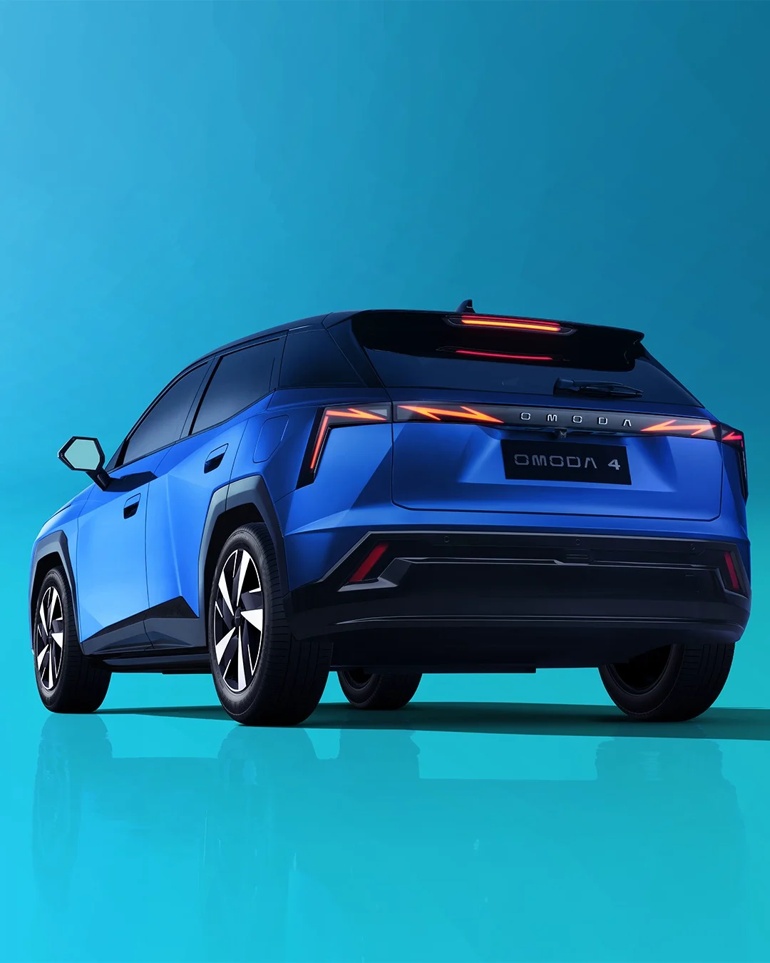 OMODA O4 EV tampak belakang 3/4, studio biru