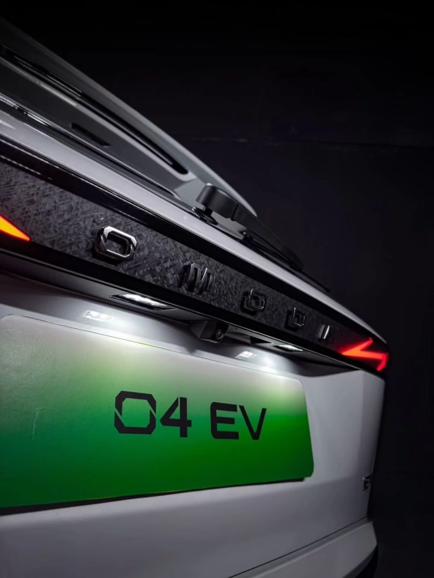 Detail plat listrik hijau O4 EV dan lampu belakang OMODA O4