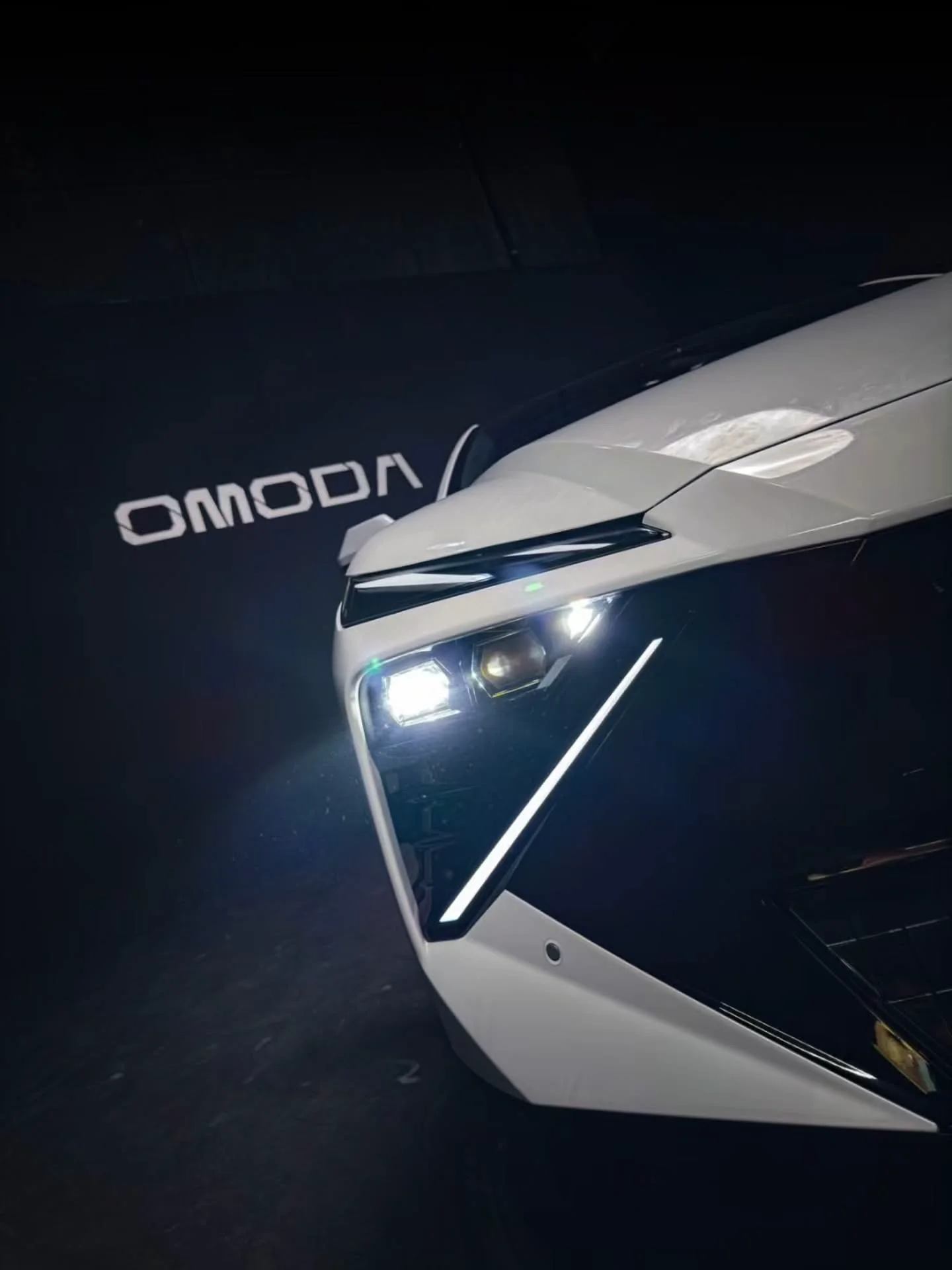 Detail signature lighting OMODA O4 EV sebagai visual pendukung fitur keamanan