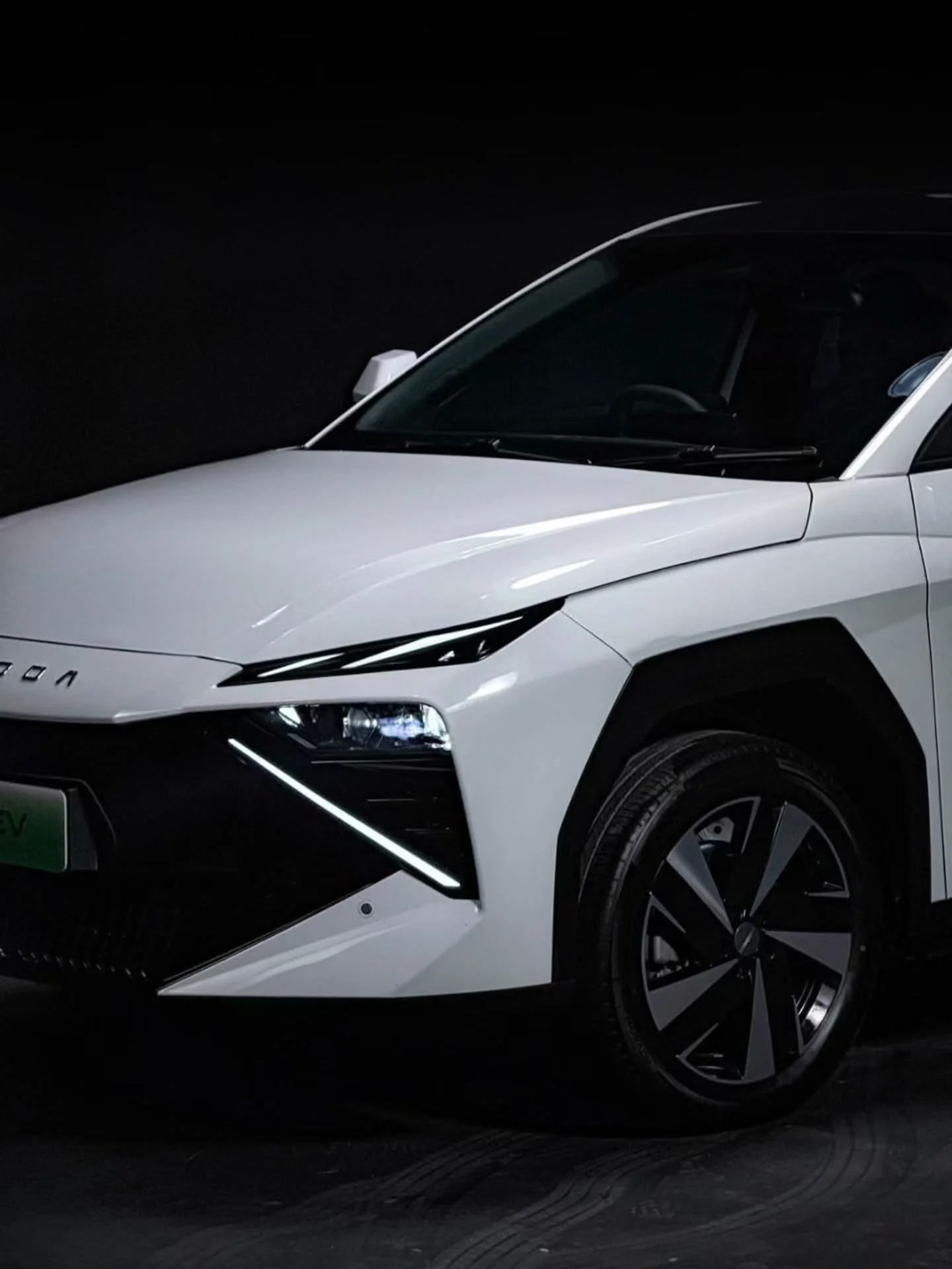 Detail bodi samping OMODA O4 EV, dramatic studio putih