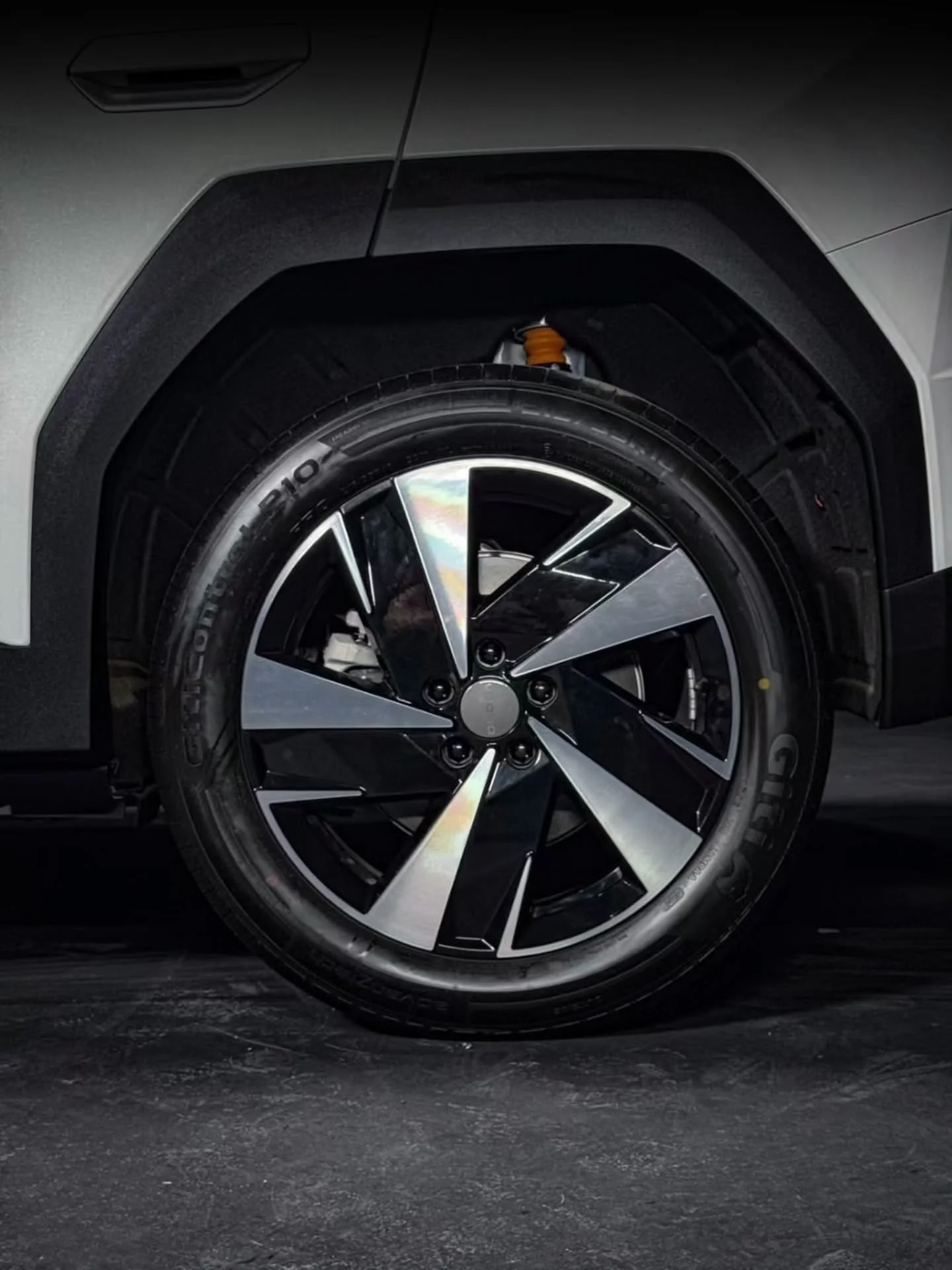 Detail desain pelek OMODA O4 EV