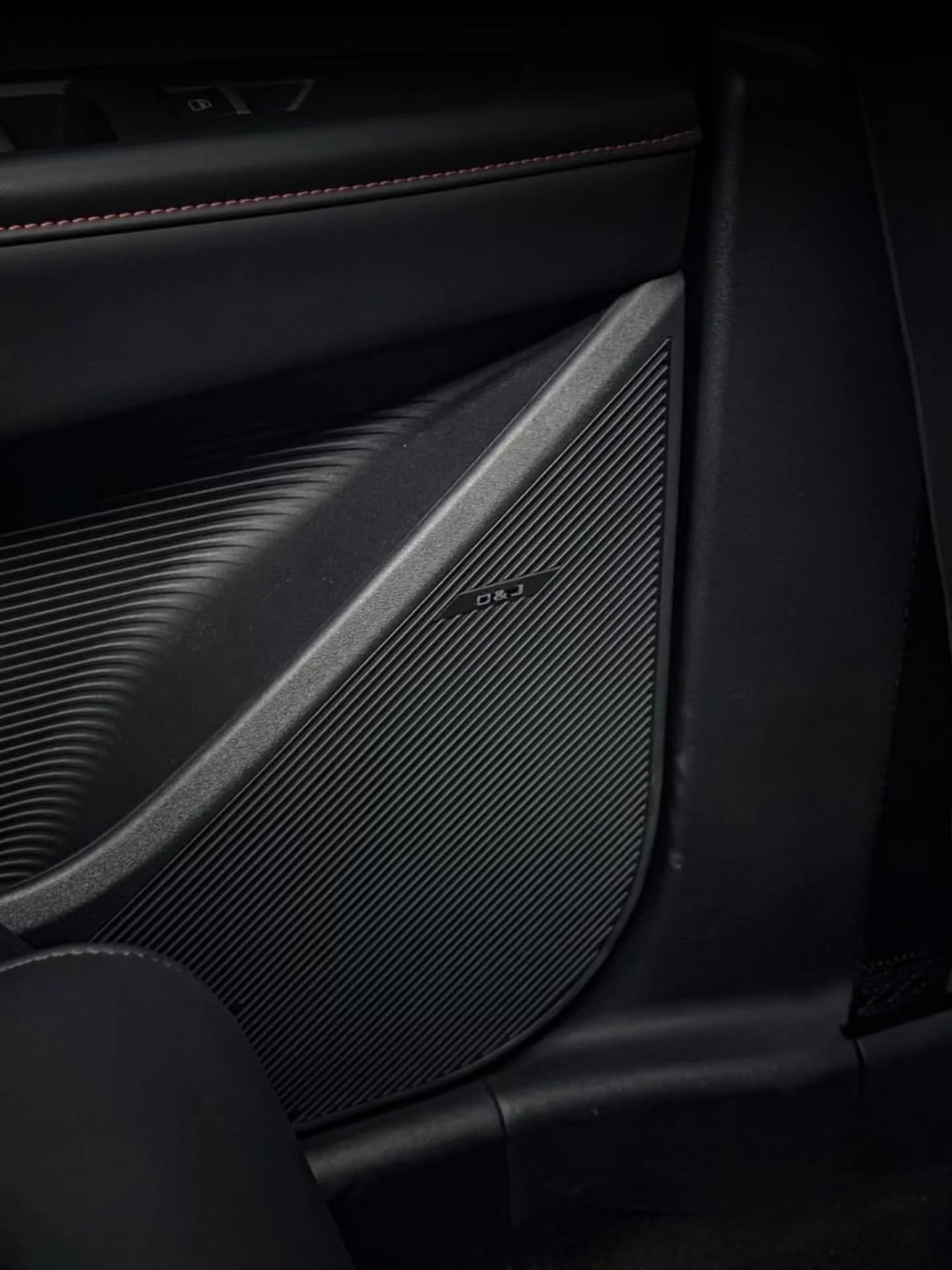 Detail speaker OJ dan jahitan pintu OMODA O4 EV