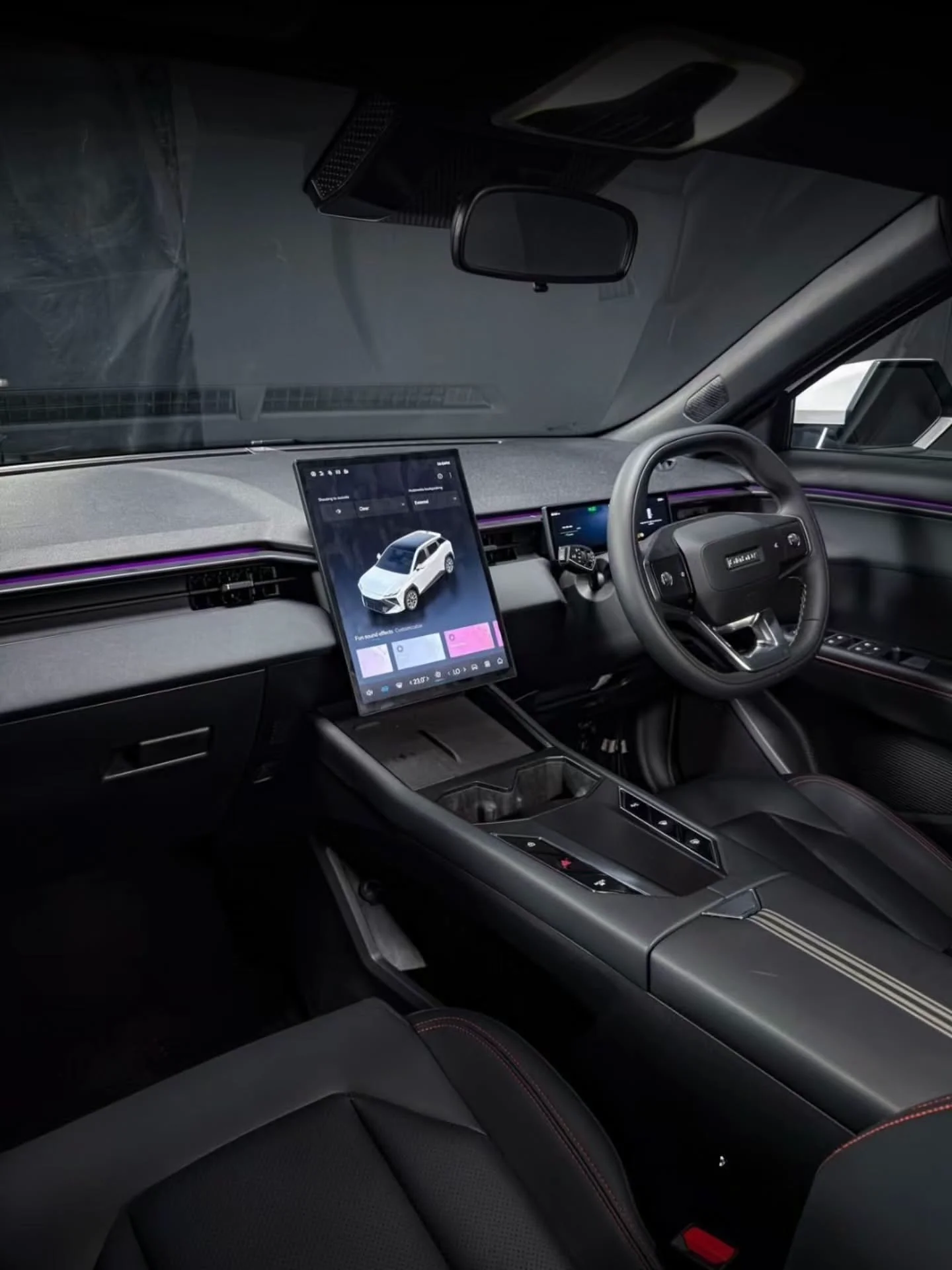 Interior kokpit OMODA O4 EV dengan dua layar digital