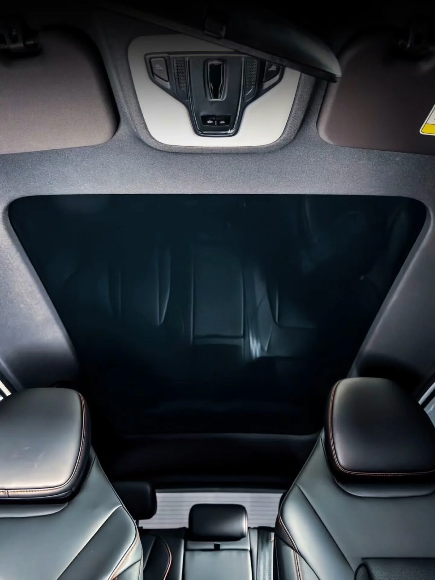 Panoramic sunroof dan jok belakang OMODA O4 EV