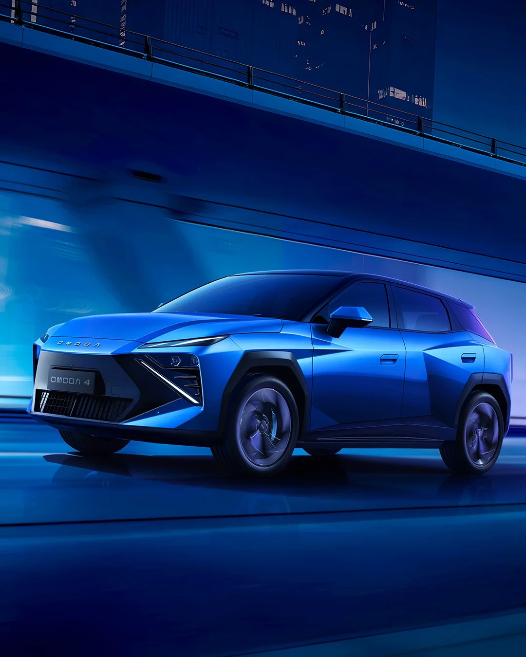 OMODA O4 EV melaju di bawah jembatan futuristik dengan pencahayaan biru